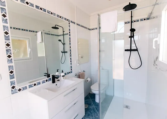 Reyets 4 Bed 3 Bath Private Pool Villa *