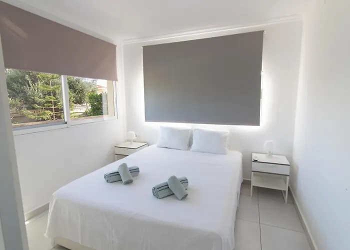 Villa Reyets 4 Bed 3 Bath Private Pool *