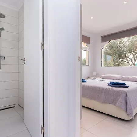 Reyets 4 Bed 3 Bath Private Pool Willa