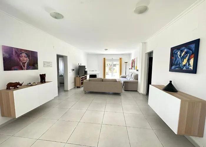 Reyets 4 Bed 3 Bath Private Pool *