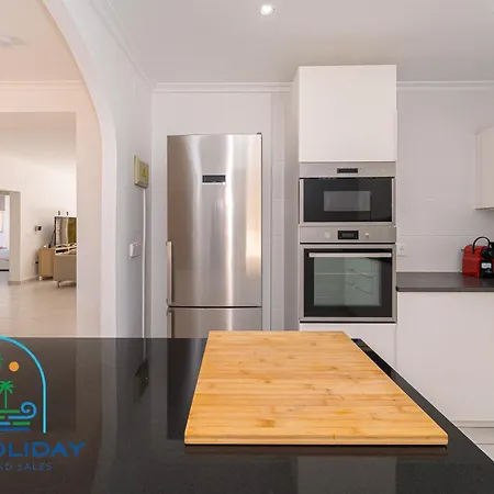 Reyets 4 Bed 3 Bath Private Pool *